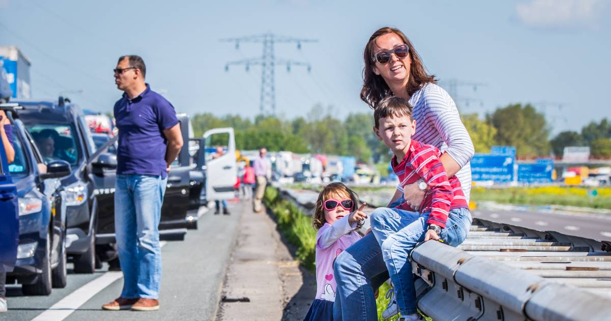 Op de vangrail genieten van de zon tijdens storing ...