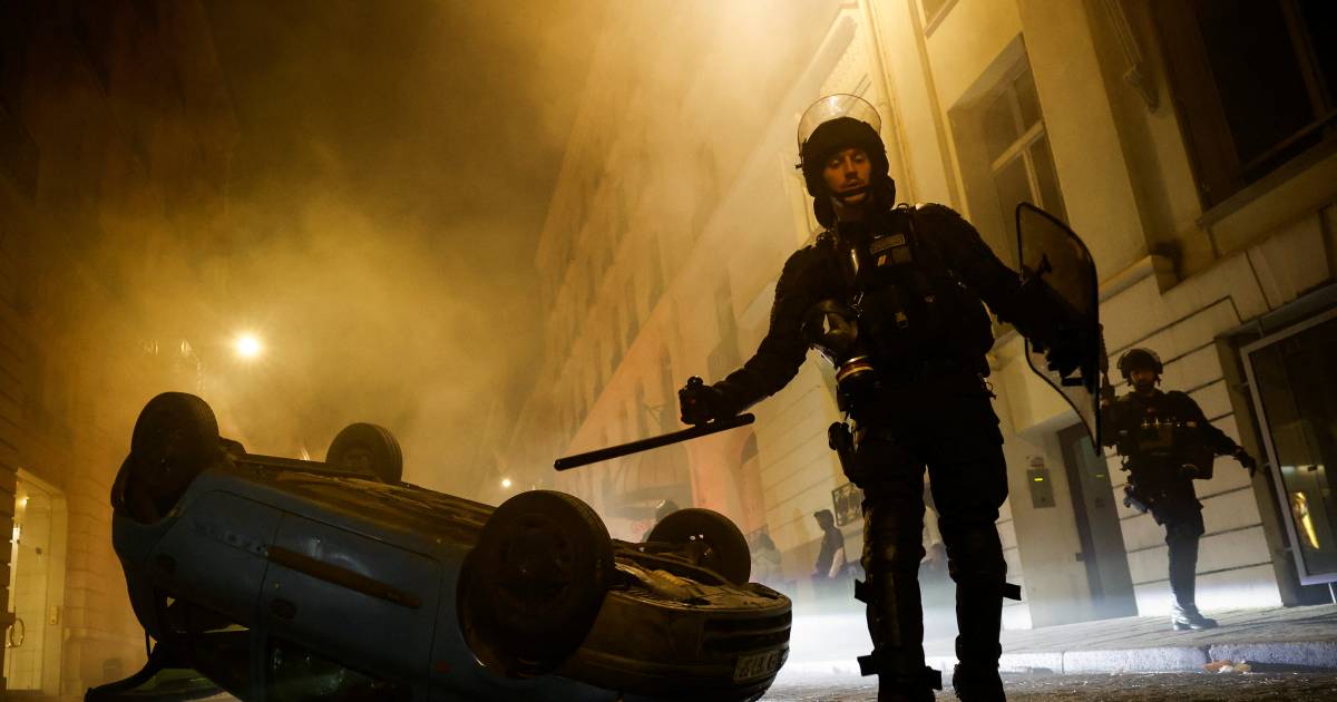 LIVE.  Bereits 322 Randalierer in der fünften unruhigen Nacht in Folge in Frankreich festgenommen – Demonstranten zünden das Haus des Bürgermeisters an |  Im Ausland
