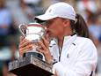Iga Swiatek kust de Suzanne Lenglen-trofee.