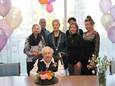 Wethouder en loco-burgemeester Ria Barber op bezoek bij mevrouw Ciel Steens die 108 jaar is geworden.