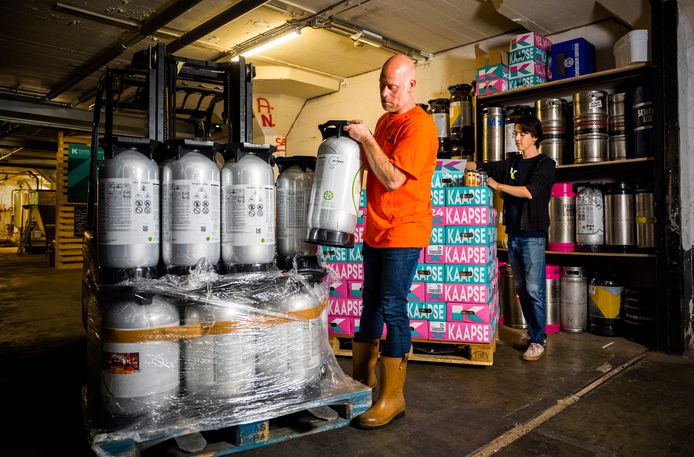 Bij de Kaapse Brouwers staat de telefoon, daags voor Koningsdag, roodgloeiend: ‘Het is een gekkenhuis’