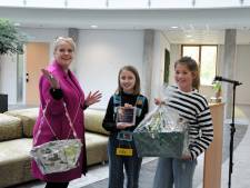 Kinderburgemeester Mila verzamelt afvalknutsels voor haar eigen knutselboek