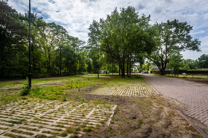 Op het voormalige Boerenbondterrein aan de Willibrorduslaan in Waalre wil de gemeente tijdelijke woningen neerzetten, maar die komen in ieder geval niet vóór 1 oktober.
