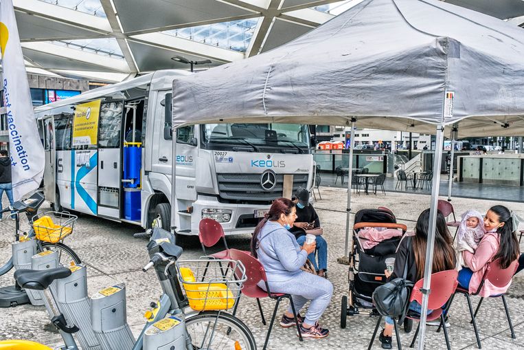 Op het Rogierplein: ‘We bereiken groepen die je anders amper over de streep getrokken krijgt.’  Beeld Tim Dirven