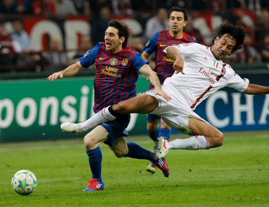 Alessandro Nesta in duel met Lionel Messi in 2012.