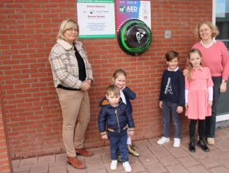 
Sint-Lutgardis- en Sint-Amandusschool plaatsen AED-toestel aan ingang
