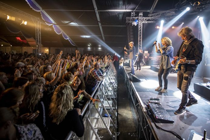 Feesten zonder afstand, zoals op deze archieffoto, het kan straks mogelijk op de kermissen in Malden en De Horst.