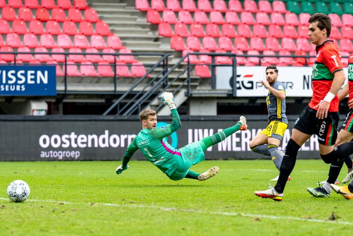 Alireza Jahanbakhsh schiet de derde Feyenoord-goal langs NEC-doelman Mattijs Branderhorst.