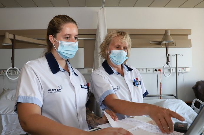De eerste zorgbuddy's worden nu opgeleid tot verpleegkundige. Ze worden daarbij met raad en daad bijgestaan door ervaren collega's.