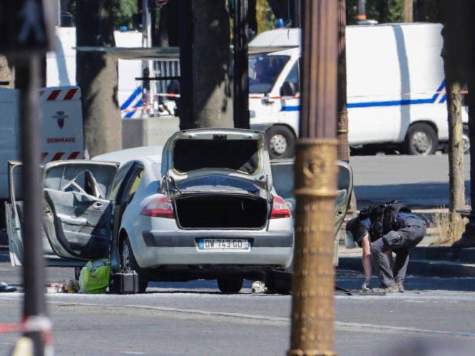 Auto ramt combi op Champs-Elysées: agenten vinden explosieven, gasflessen, kalasjnikov en pistolen