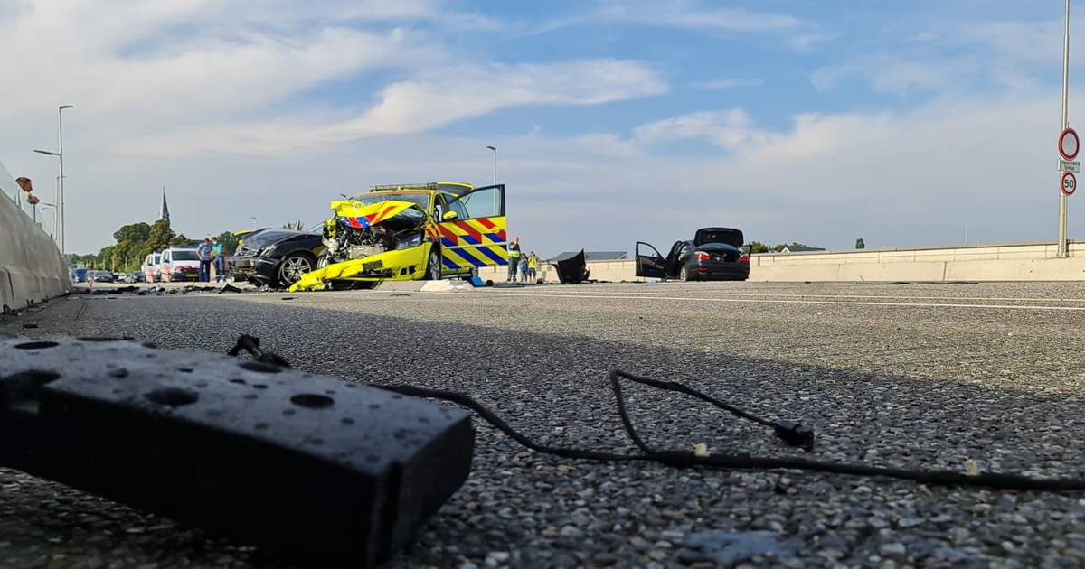 Ambulancemedewerker veroorzaakt in volle vaart ongeluk op brug: ‘Wist niet dat ik kruising op reed’.