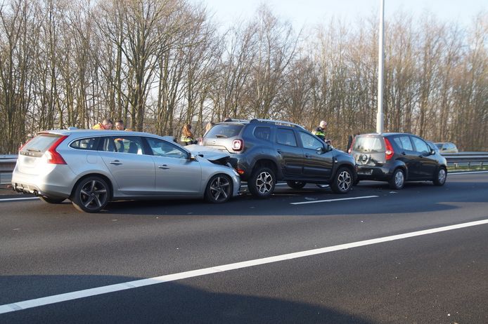Drie auto’s betrokken bij kettingbotsing op de A59 bij Drunen.