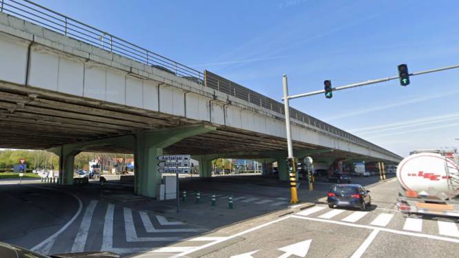Defect voertuig op de A12 richting Antwerpen ter hoogte van viaduct in Wilrijk: rechterrijstrook versperd