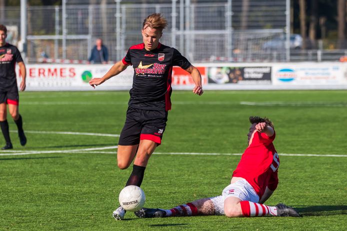 De jonge Ivar Lienesch van Avanti Wilskracht speelde als controleur een goede wedstrijd en strooide met passes.