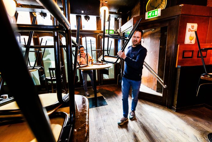 Bij de Polly Maggoo zetten ze de barkrukken terug in de opslag.  ,,Er gaan heel veel mensen sneuvelen”, zegt Jaap van Ham (rechts). ,,Tot 04.00 uur op stap, dat is niemand meer gewend.”
