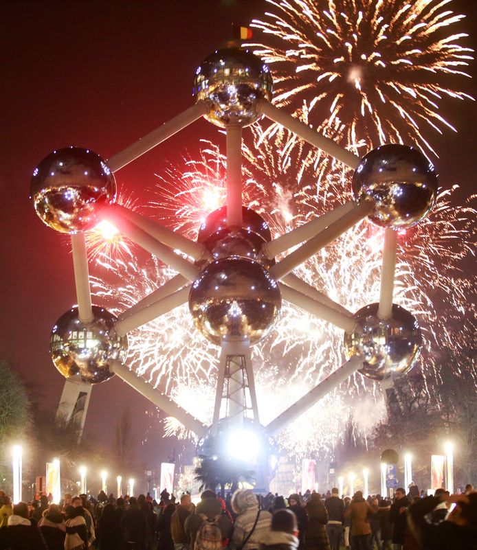 Vuurwerk aan het Atomium luidt het nieuwe jaar 2018 in.