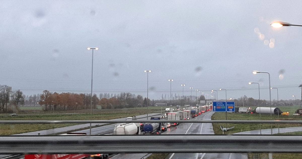 Uur vertraging op A9 richting na ongeluk met meerdere autos, ook file op A22.