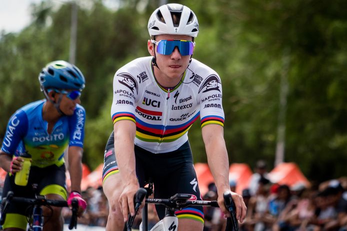 Evenepoel a débuté sa saison en Argentine, au Tour de San Juan, avec une septième place au classement final. A partir du 20 février, il participera au Tour des Emirats arabes unis. Il disputera encore Liège-Bastogne-Liège (23 avril) avant le Giro, qui débute le 6 mai.