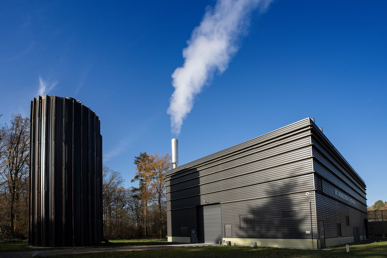 De *biomassacentrale* in *Meerhoven*, Eindhoven levert warmte voor Ennatuurlijk.
