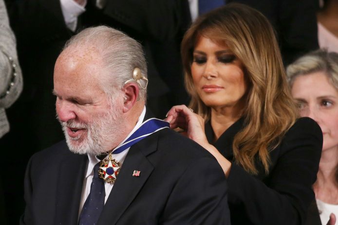 Radiopresentator Rush Limbaugh ontvangt de Medal of Freedom van First Lady Melania Trump. (04/02/2020)
