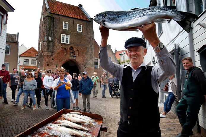 Wie biedt er meer? Veilingmeester Piet de Joode brengt de vis aan de visafslag aan de man tijdens de Visserijdag in Woudrichem.