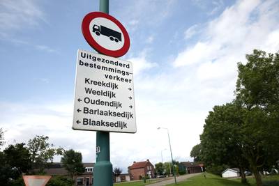 Dijkbewoners Standdaarbuiten willen veiligere weg: ‘Ze razen als gekken over de dijk’
