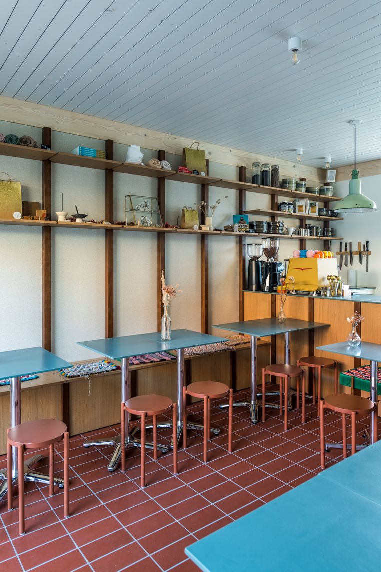 In the café, the wood panels facing the wall are sturdy enough to hold the shelves.  Luke Roymans's photo 