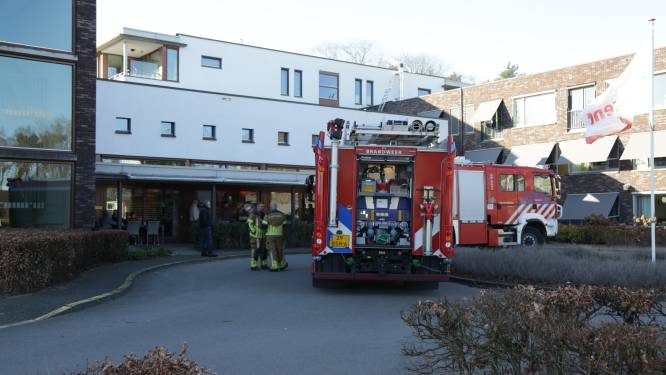 Brandweer rukt massaal uit na rookontwikkeling in woonzorgcentrum Hoge Es; bewoners tijdelijk uit het pand geëvacueerd