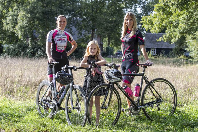 Marjan van der Voet (rechts) met dochtertje Amber en Suzanne Hankamp die meefietst in de strijd tegen taaislijmziekte.