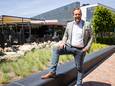 Jan Maarten Veurink, directeur van theater De Voorveghter in Hardenberg, op het vernieuwde Badhuisplein voor de deur.