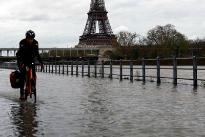 Seine treedt buiten haar oevers in Parijs