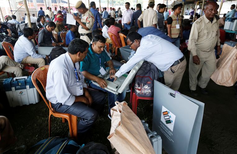 Ambtenaren controleren de stemcomputers in Majuli, in het noordoosten van India.  Beeld REUTERS