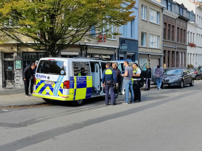 Het incident gebeurde rond 12.20 uur in een nachtwinkel aan de Boomsesteenweg.