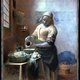 Vermeer overschilderde Melkmeisje: schenkkannen en vuurmand verdwenen