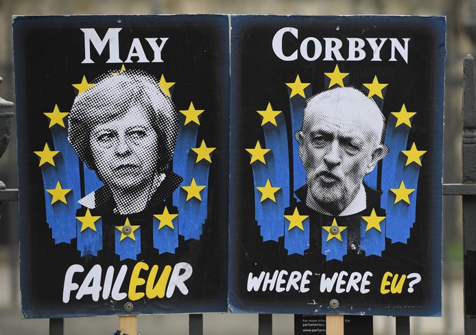 Posters buiten het Engelse parlement die de spot drijven met hoofdrolspelers Theresa May en Jeremy Corbyn
