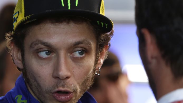 Valentino Rossi: "Maintenant, j'ai vu la course et les derniers tours de Marquez ont été pénibles. Il roulait deux fois plus vite que Lorenzo mais il ne l'a jamais attaqué. Et Marquez est quelqu'un qui attaque toujours, surtout dans les derniers tours. Je suis bien placé pour en parler".