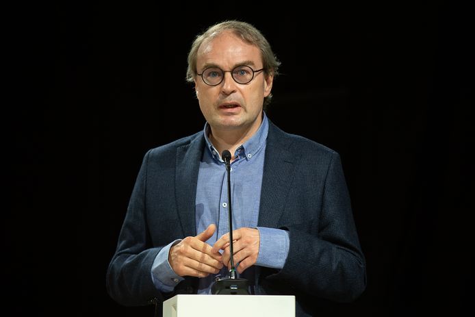 Infectioloog Steven Callens van het UZ Gent tijdens een conferentie.