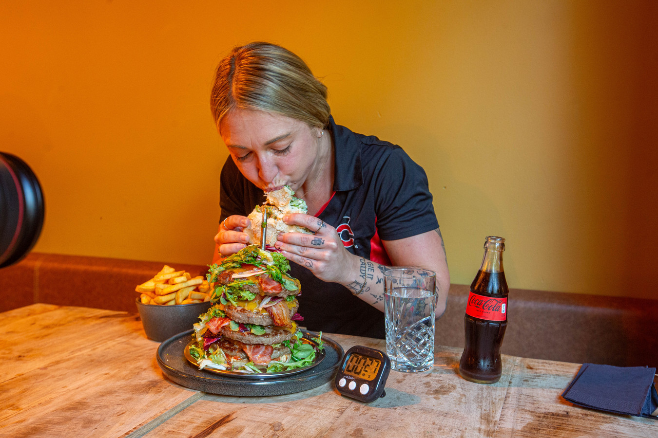 KIJK. Vijf hamburgers, vijf spekrepen en vijf plakjes kaas in minder