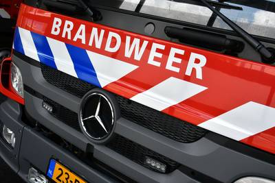 Woningbrand in Middelbeers, brandweer breekt dak open