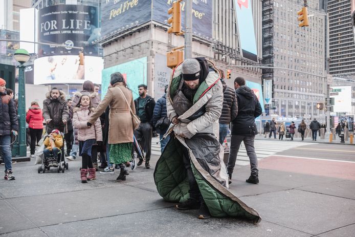 Een voorbeeld van een sheltersuit, in dit geval bij een dakloze man op straat in koud New York.