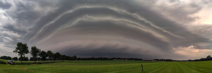 Een shelfcloud in Heesch vrijdagochtend. Een shelfcloud is een wolk die soms voorafgaat aan zware onweersbuien.