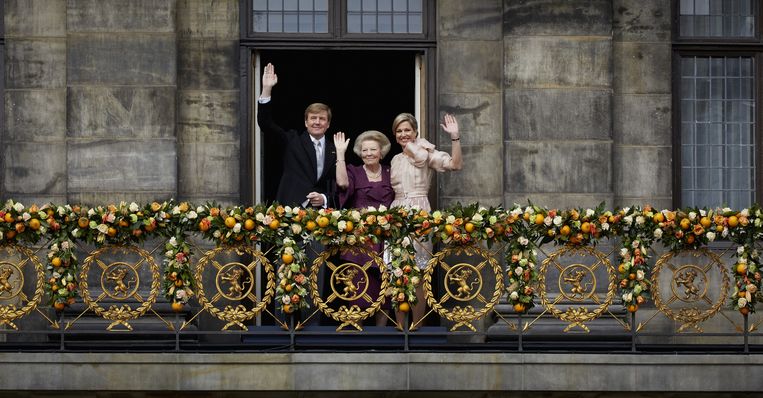 Koning Willem-Alexander, koningin Maxima en prinses Beatrix op het balkon van het Koninklijk Paleis. Beeld ANP