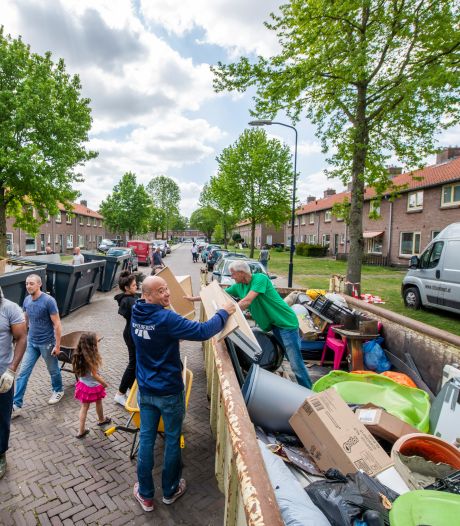 Emoties in Apeldoorns buurtje bij opruimen verloederde tuinen: ‘Dit zorgt voor verbroedering’