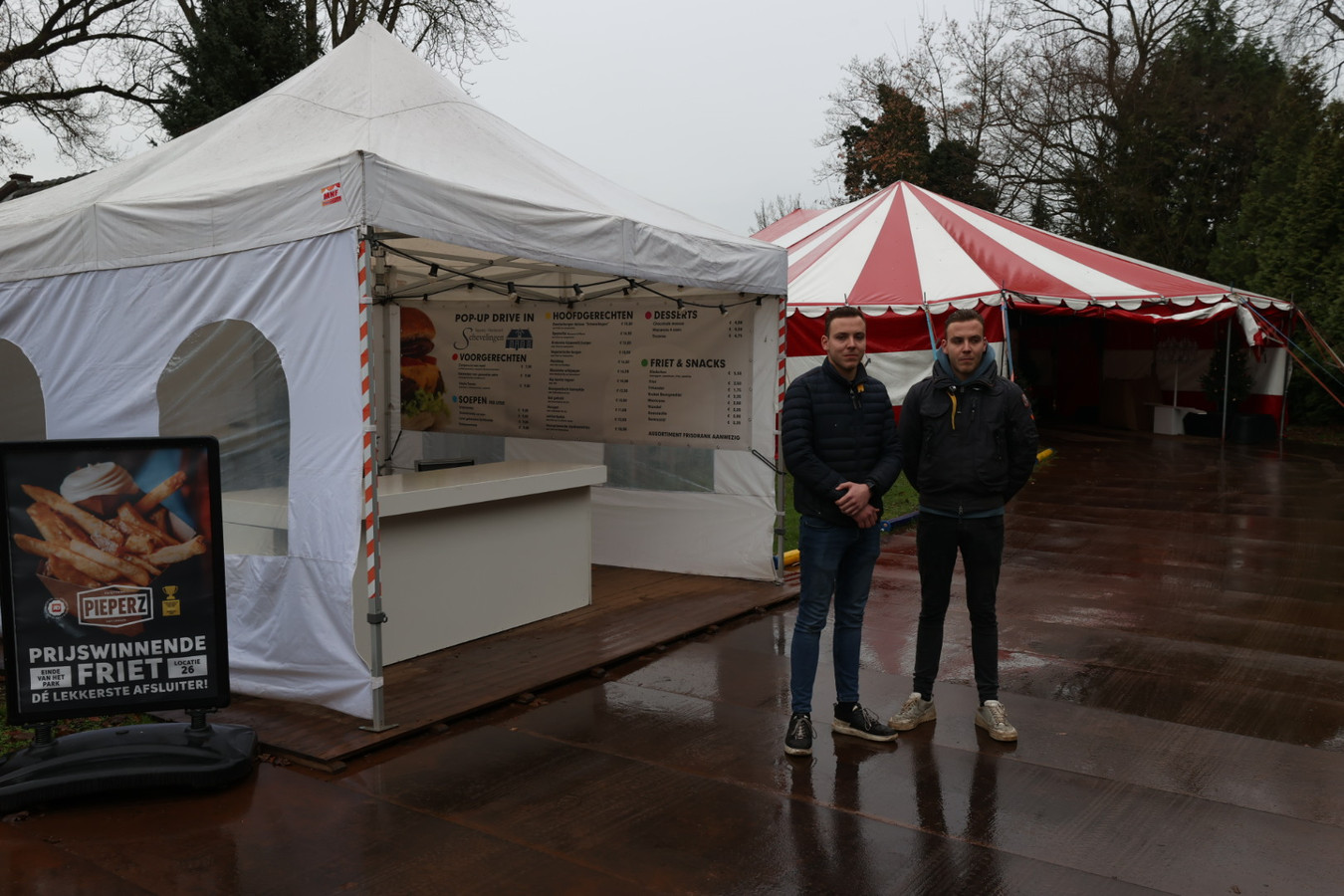 Buren klagen over geur en kleur van tent eind aan afhalen eten bij restaurant Schevelingen