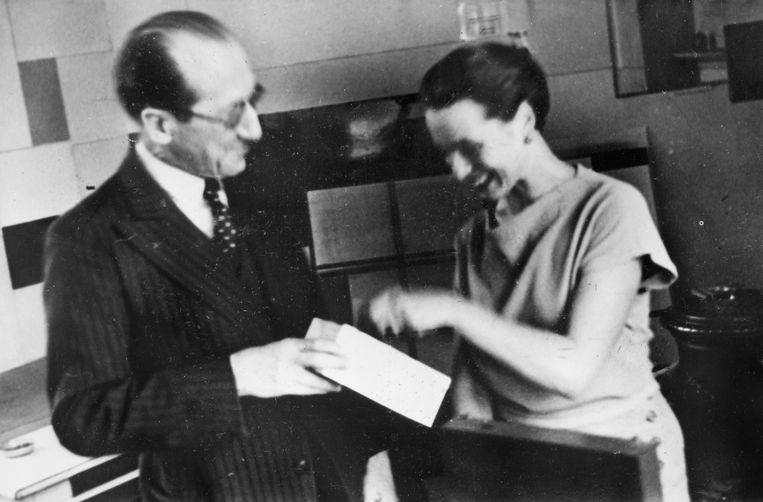 Piet Mondriaan en Gwendolyn Lux in het atelier van Mondriaan, ca. maart-mei 1934. Beeld collectie RKD