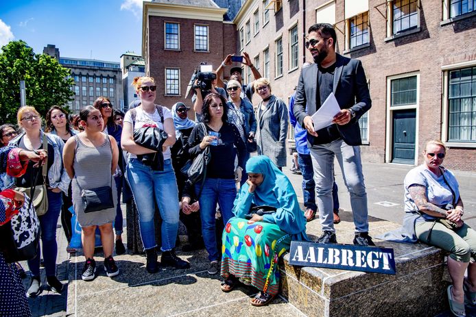 Rij-instructeurs en mensen die zich gedupeerd voelen door rijschoolhouder Ferry Aalbregt uit Zoetermeer, demonstreren in Den Haag.