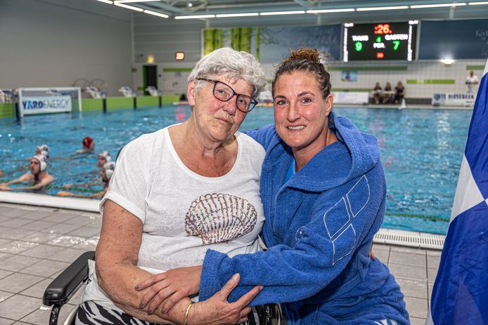Mieke van der Sloot met moeder Minie van Berkum, die nauwelijks een wedstrijd van haar dochter mist.