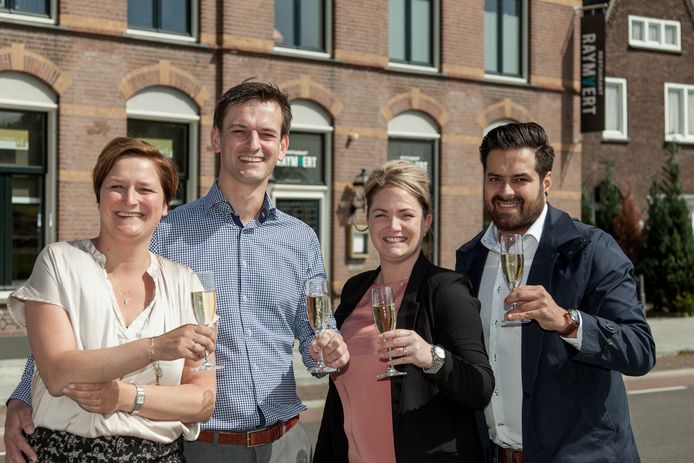 Anne van Schip en Richard van de Walle (l, oude eigenaren). Rechts de nieuwe eigenaren: Kim en Djailany van de Laarschot.