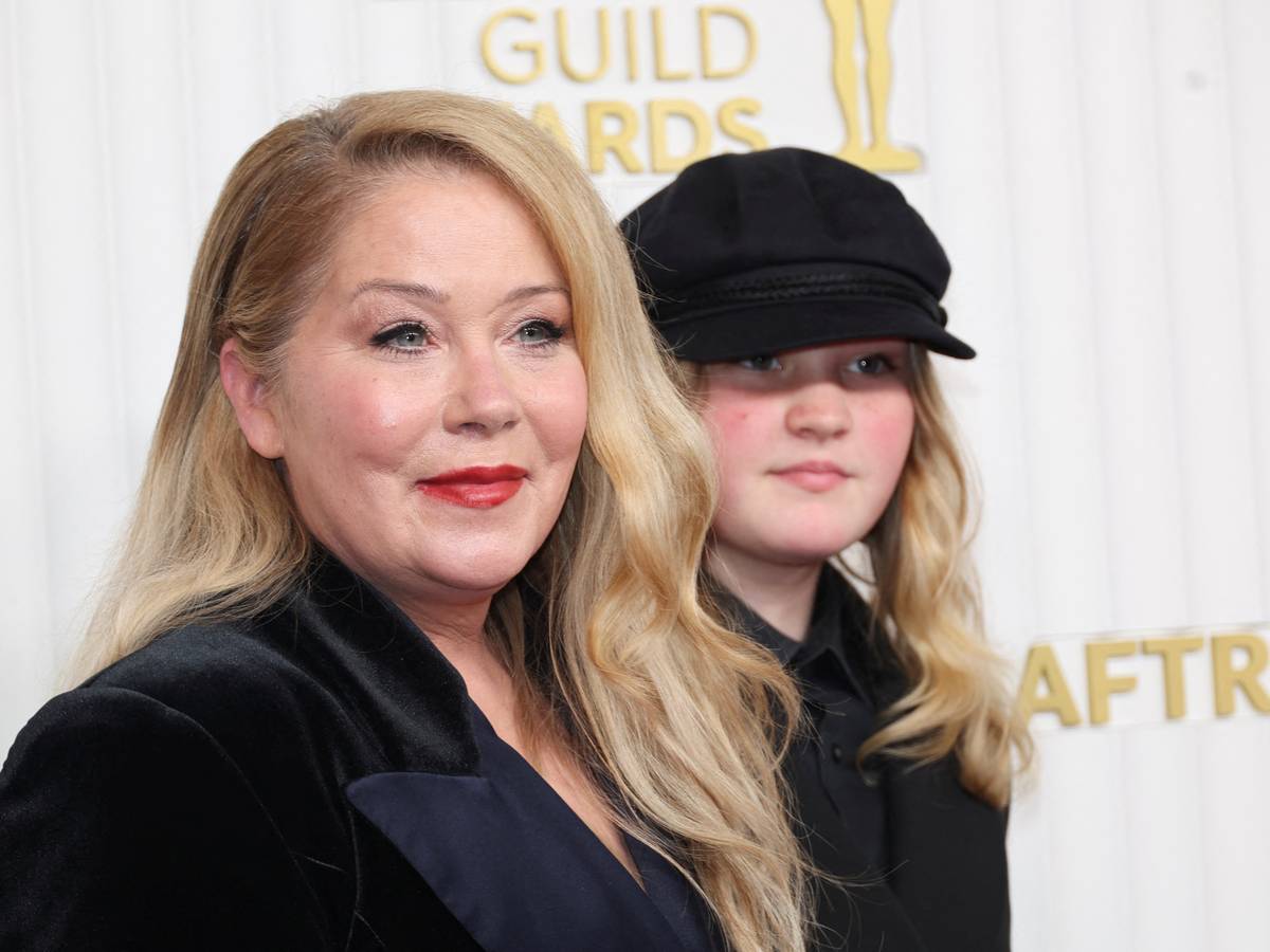 Christina Applegate maakt sterk statement tegen MS op rode loper, dochter  (12) steunt haar | Show | AD.nl