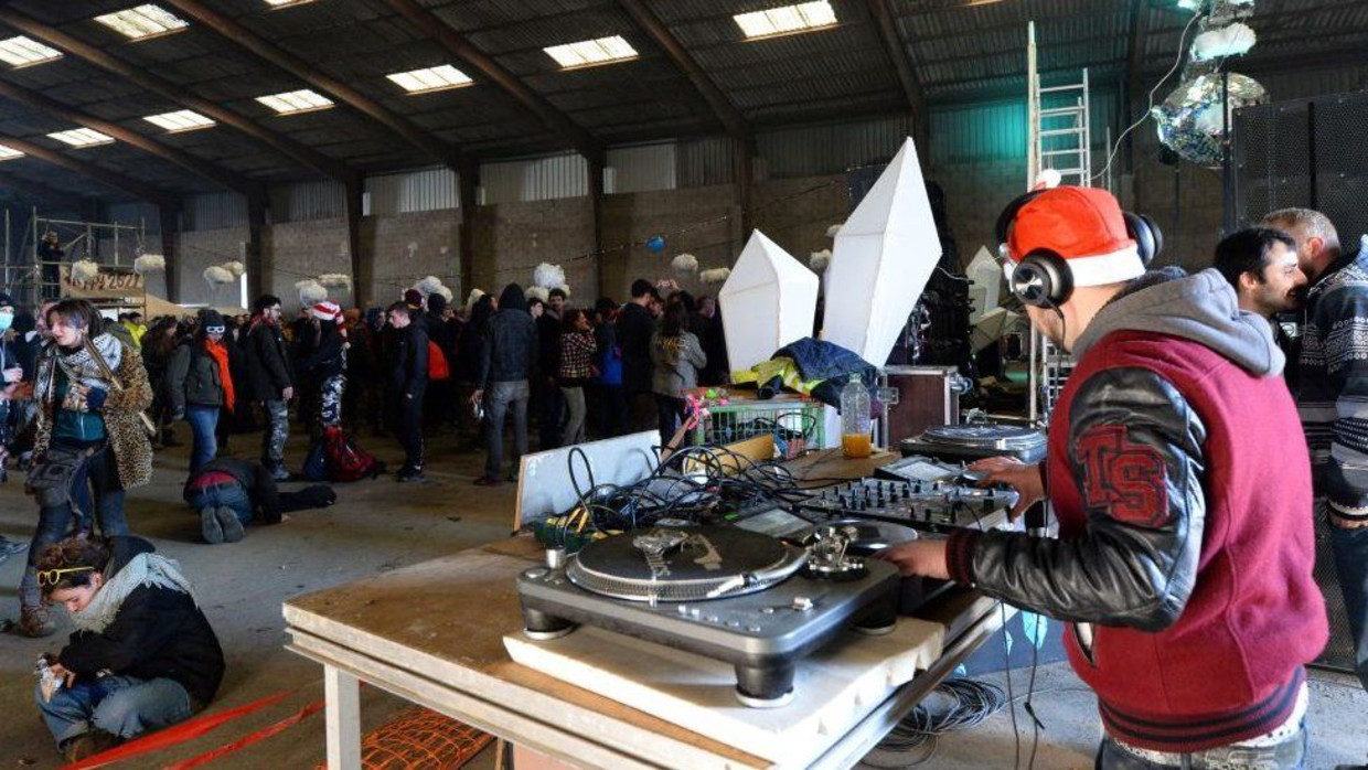 Voor sommige feestvierders was de rave bittere noodzaak: ‘Het is zo lang geleden dat we een feest hadden.’ Beeld Getty